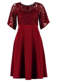 Röd passform-och-utflöde klänning med en spetslivstycke med korta ärmar och en plisserad kjol. Slätt tyg med en tydligt markerad midja.