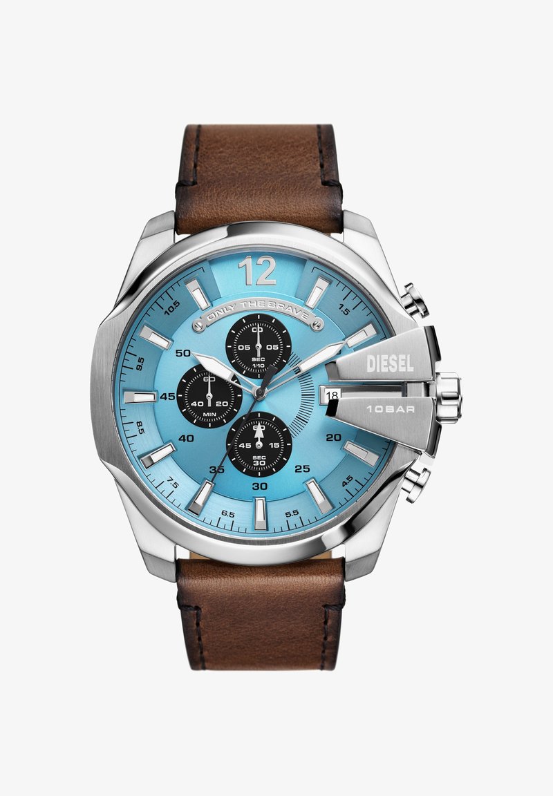 Orologio da polso Diesel da uomo con quadrante blu, cinturino in pelle marrone, tre subquadranti neri, indici delle ore argentati e protezione della corona con la scritta "DIESEL 10 BAR."