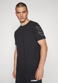 Hummel ELEMENTAL CHEVRON - T-shirts print - black