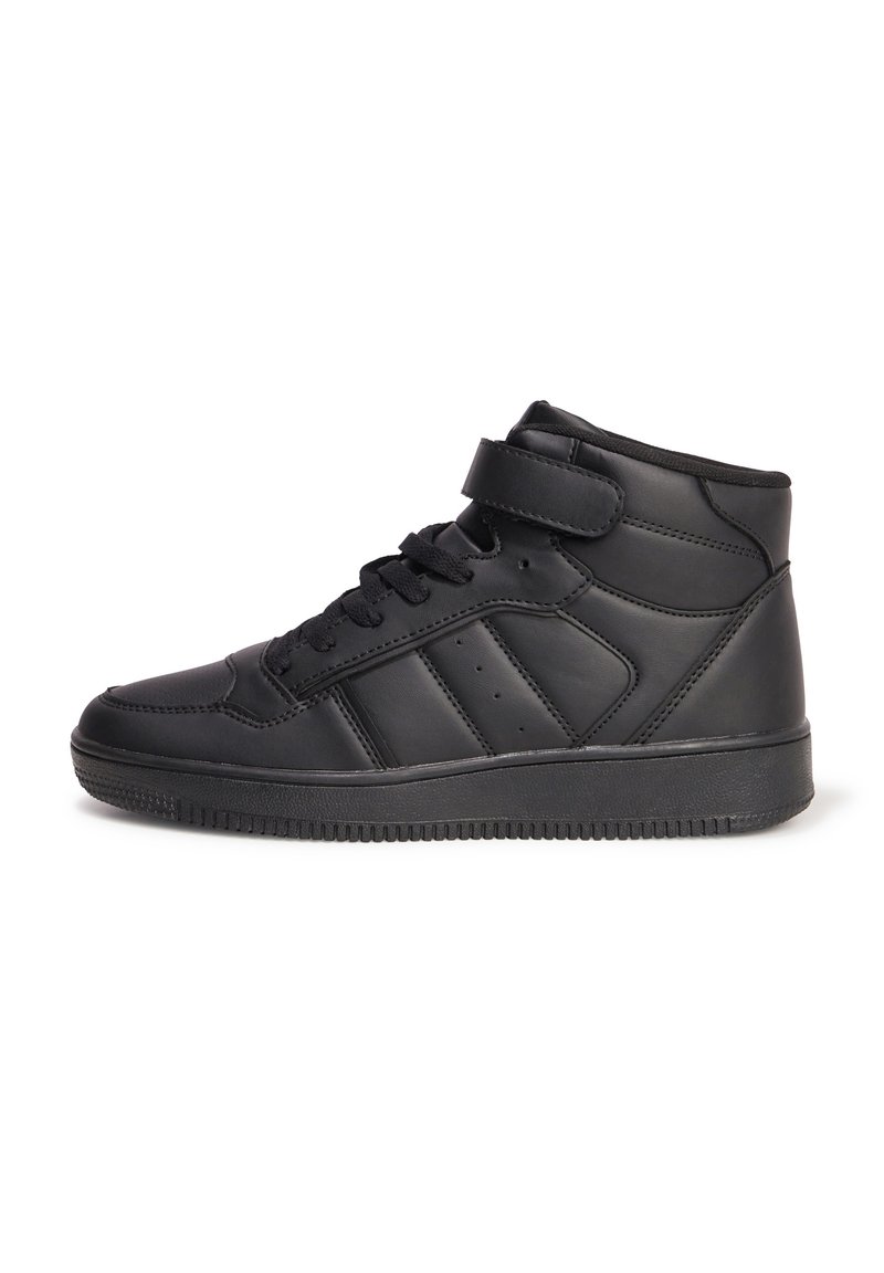 Zwarte hoge sneakers van leer met een gestructureerde afwerking, voorzien van een klittenbandsluiting, veters en een ontwerp met drie strepen aan de zijkant.