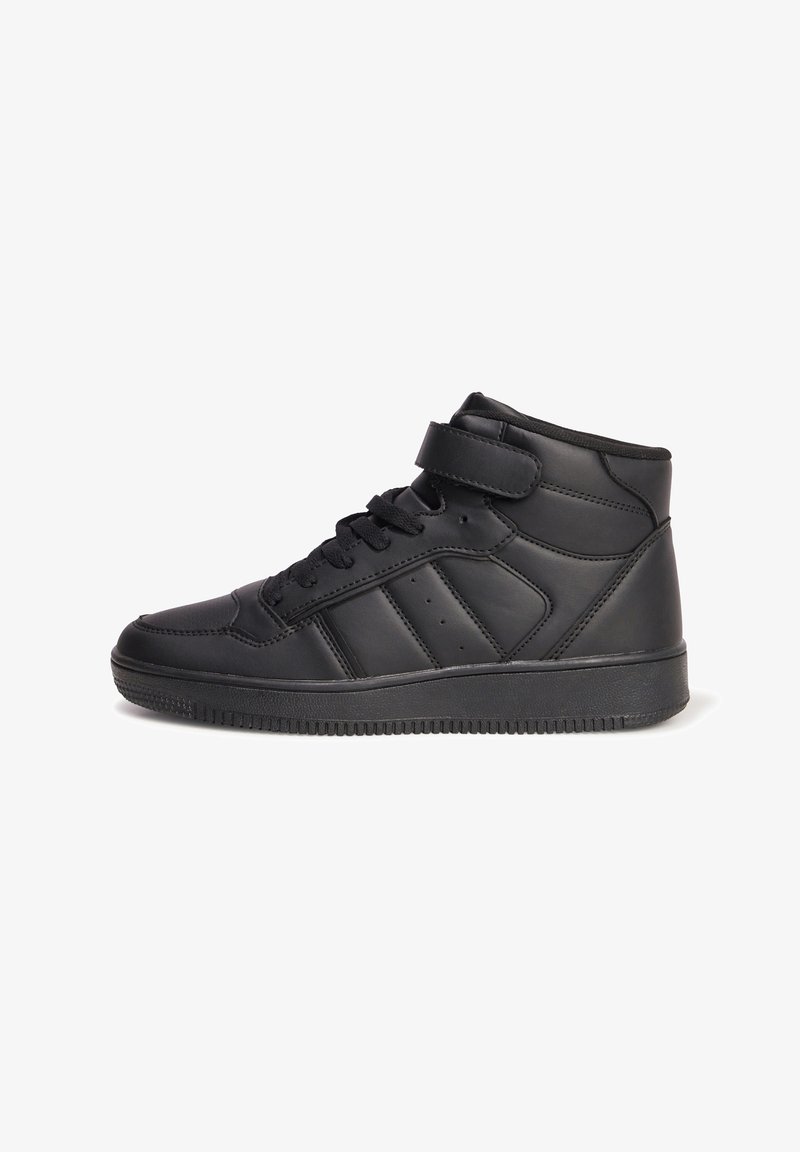 Schwarze High-Top-Sneaker aus Leder mit strukturiertem Finish, ausgestattet mit einem Klettverschluss, Schnürsenkeln und einem Design mit drei Streifen an der Seite.