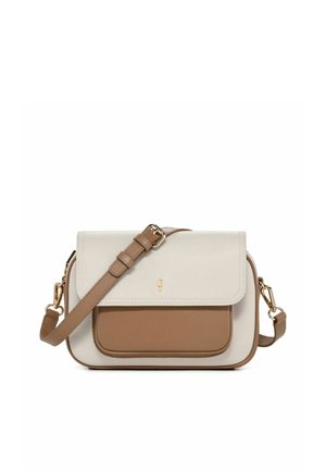 Mała torebka na ramię z białą klapą, jasno-brązową przednią kieszenią, regulowanym paskiem i złotym okuciem.
