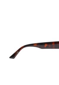 Okulary przeciwsłoneczne w oprawkach ze wzorem żółwia wykonane z gładkiego acetatu, o smukłym designie i zausznikach z lekko zakrzywionym kształtem, zawierających mały detal oznaczenia CE.