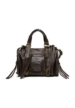 Sac à main en cuir texturé marron foncé avec poignées tressées, poche zippée à l'avant, ferrures dorées et plusieurs pampilles en cuir.