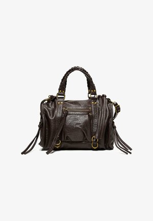 Sac à main en cuir texturé marron foncé avec poignées tressées, poche zippée à l'avant, ferrures dorées et plusieurs pampilles en cuir.