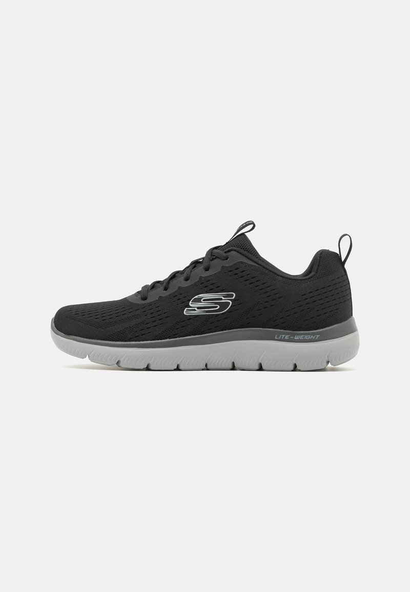 Czarne sportowe sneakersy z siateczkową cholewką, szarym podłożem i zaokrąglonym czubkiem. Charakteryzują się sznurowadłami, logo na boku oraz pętlą na pięcie.