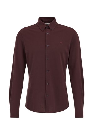 Chemise bourgogne à manches longues avec col boutonné, arborant un logo brodé subtil, des boutons noirs et un tissu lisse et texturé.