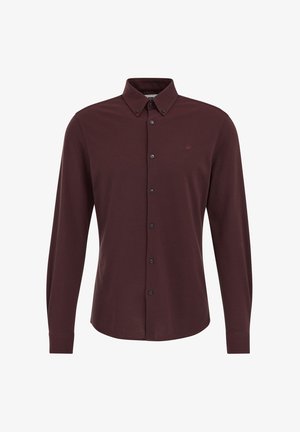 Camicia bordeaux a maniche lunghe con colletto button-down, caratterizzata da un logo ricamato sottile, bottoni neri e un tessuto liscio e strutturato.