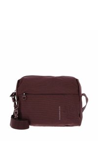 Sac bordeaux en tissu texturé avec une finition lisse. Il comprend un compartiment principal zippé, une poche avant et une bandoulière réglable.