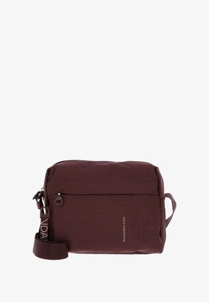 Sac bordeaux en tissu texturé avec une finition lisse. Il comprend un compartiment principal zippé, une poche avant et une bandoulière réglable.