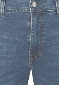 Dżinsy wykonane z denimu w średnim niebieskim odcieniu, w standardowym kroju, z zamkiem błyskawicznym z przodu oraz kontrastowym szwem wzdłuż szwów.