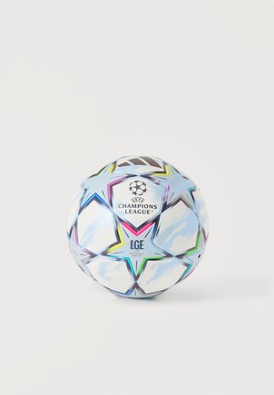 Witte UEFA Champions League voetbal met kleurrijke sterpatronen en officieel logo op een effen lichte achtergrond.