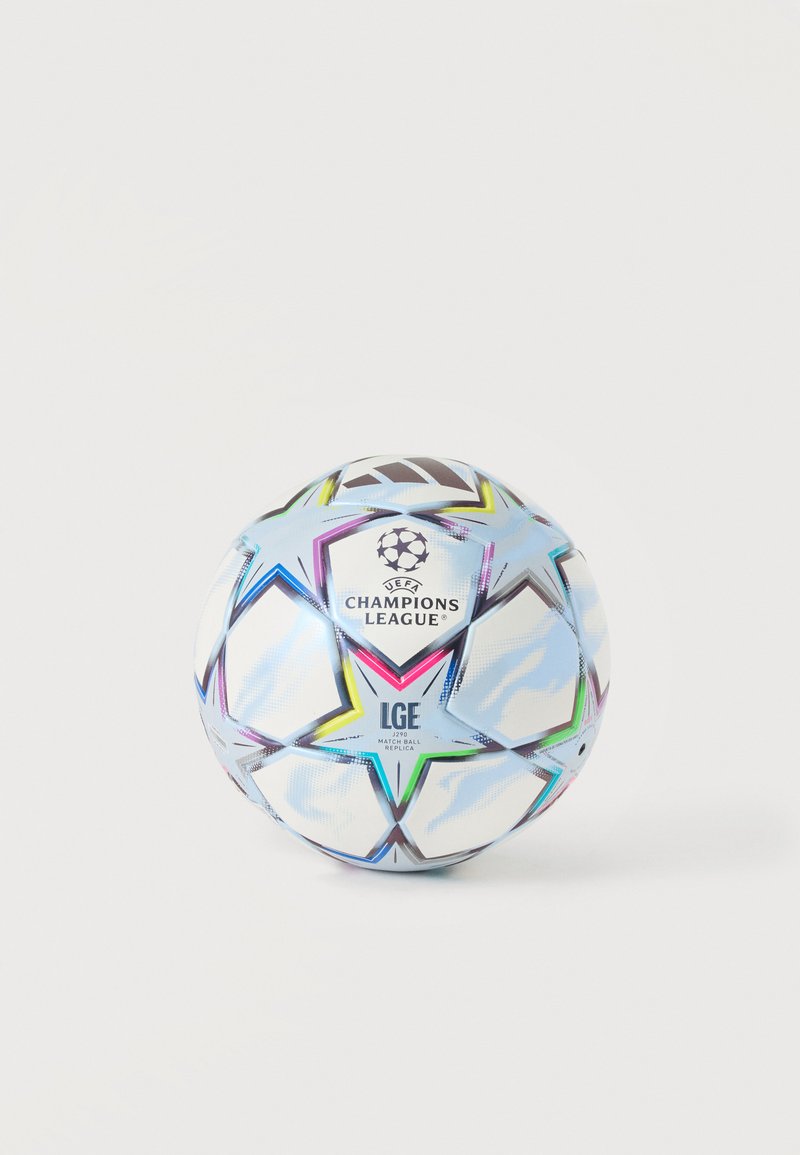 Λευκή ποδοσφαιρική μπάλα UEFA Champions League με πολύχρωμα αστέρια και επίσημο λογότυπο σε απλό ανοιχτό φόντο.