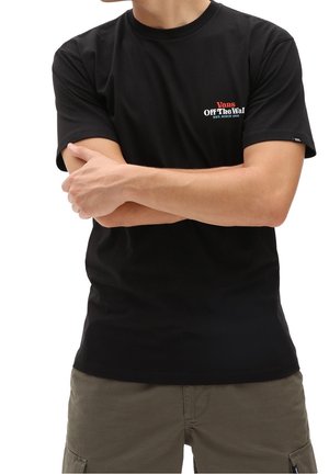 Sort bomulds T-shirt med korte ærmer, med et rødt og hvidt "Vans Off The Wall" logo på venstre bryst. Klassisk crew neck design.