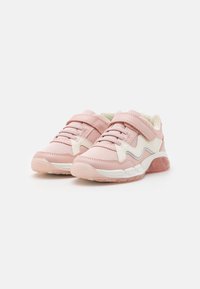 Ett par rosa sneakers för småbarn med vita detaljer, mesh-tyg, kardborreband och genomskinliga sulor på en vit bakgrund.