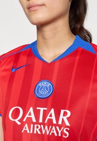 Röd fotbollströja med blå detaljer, försedd med vertikala ränder, en blå krage och logotyper för Paris Saint-Germain och Qatar Airways.