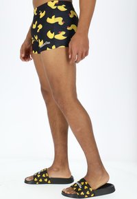Blount & Pool TROPICAL - Badehose Pants - black yellow duck