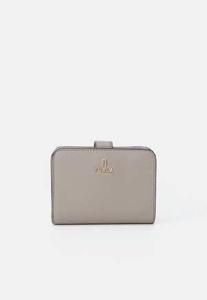 Portafoglio compatto FURLA in pelle grigia chiara con texture e logo dorato. Presenta una forma rettangolare semplice e una linguetta di chiusura.