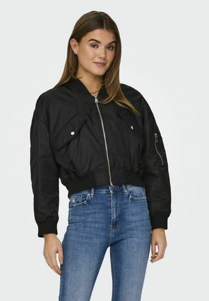 Zwarte bomberjack met een ritssluiting aan de voorkant, twee borstzakken, ribgebreide manchetten en zoom, een gladde textuur en een cropped design.