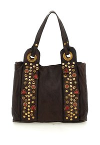 Borsa a mano in pelle marrone scuro con due manici, decorata con borchie dorate e pietre rosse triangolari e circolari lungo le cinghie frontali.