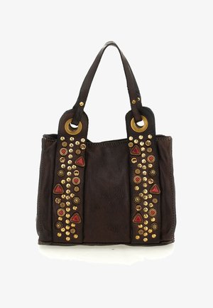 Borsa a mano in pelle marrone scuro con due manici, decorata con borchie dorate e pietre rosse triangolari e circolari lungo le cinghie frontali.