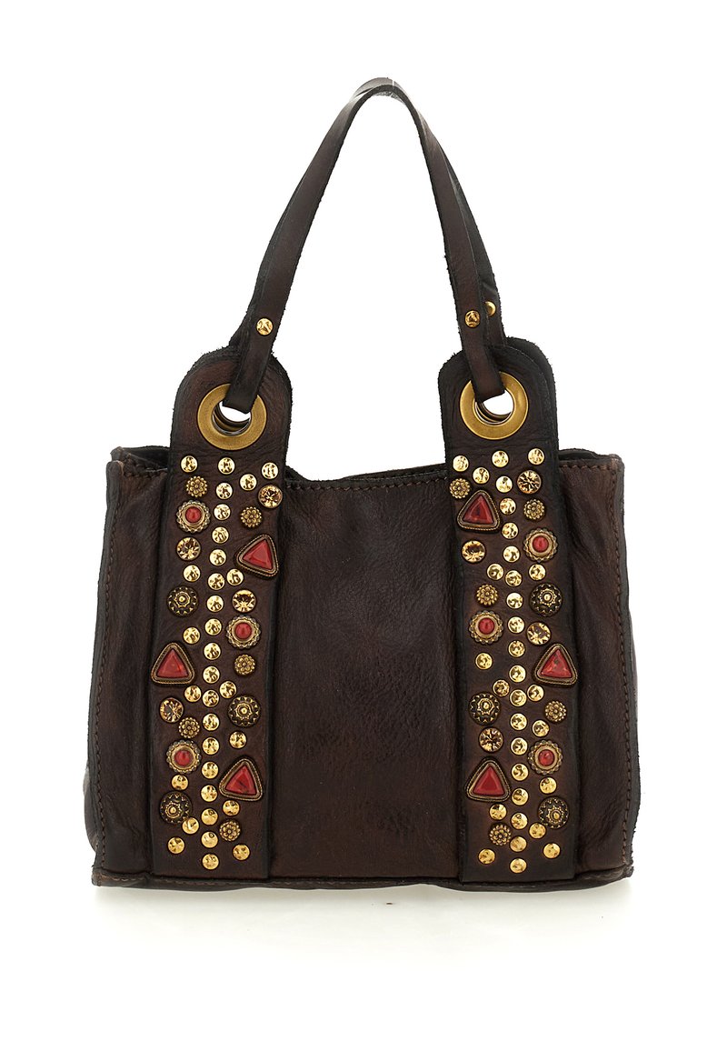 Borsa a mano in pelle marrone scuro con due manici, decorata con borchie dorate e pietre rosse triangolari e circolari lungo le cinghie frontali.