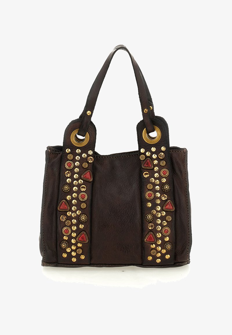 Borsa a mano in pelle marrone scuro con due manici, decorata con borchie dorate e pietre rosse triangolari e circolari lungo le cinghie frontali.