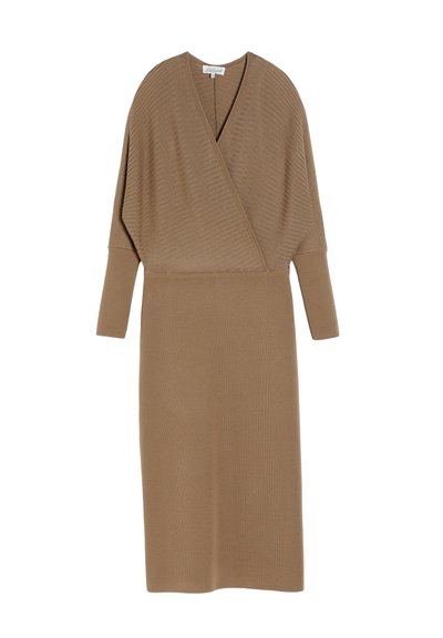 Robe longue en maille marron avec un haut cache-cœur côtelé, manches longues ajustées et jupe droite tombant en dessous du genou.