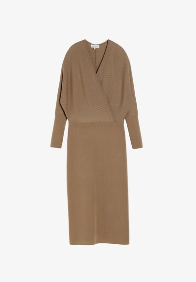 Robe longue en maille marron avec un haut cache-cœur côtelé, manches longues ajustées et jupe droite tombant en dessous du genou.