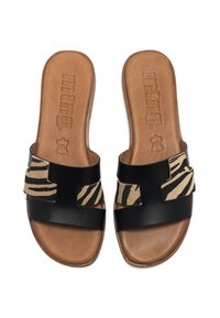 Sandales à glisser noires et brunes avec une sangle en tissu à motif zèbre et une bande en cuir noir uni. Semelle intérieure texturée brune pour le confort.