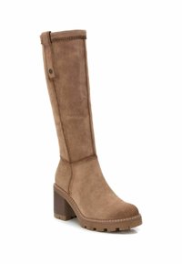 Stivale in suede marrone fino al ginocchio con tacco a blocco, impreziosito da cuciture e un dettaglio con bottone laterale. Presenta una suola testurizzata per migliorare la presa.