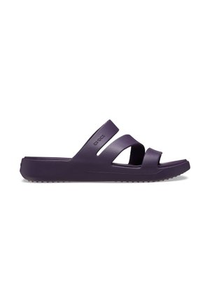 Enkelt mørkelilla slide-sandal med to remme og åben tå, flad sål og Crocs-logo på den øverste rem, vist fra siden.