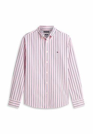 Camisa de hombre de manga larga en color rosa con rayas verticales azul marino, cuello abotonado, botones blancos y pequeño logo en el pecho.
