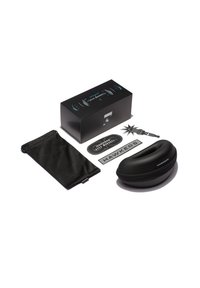 Crni zaštitni kućište s podstavljenim unutrašnjim dijelom, okrugli oblik, torba od tkanine s heksagonalnim uzorkom, naljepnice i kutija s grafikom i tekstom.