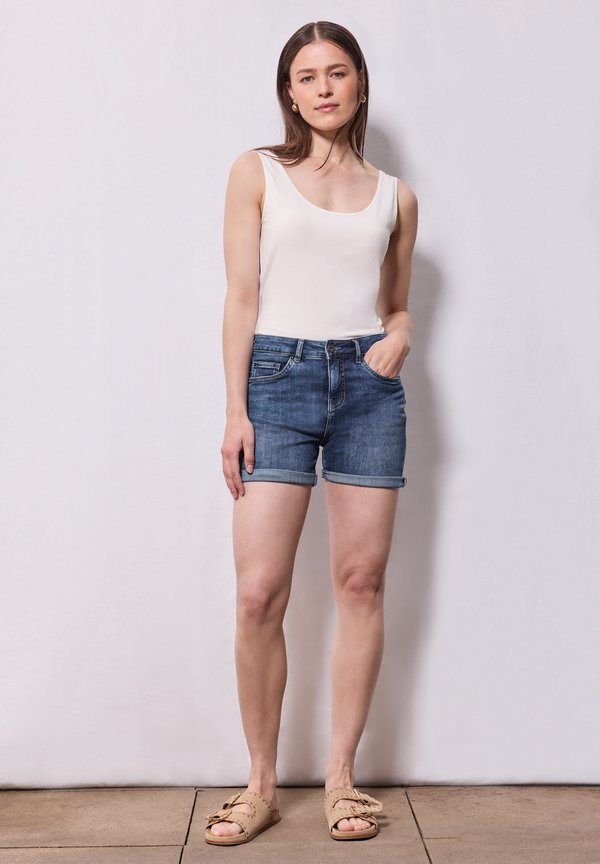 CASUAL FIT - Jeans Shorts - blau