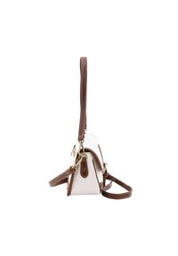 Borsa bianca con dettagli in pelle marrone. Presenta una forma strutturata, una tracolla regolabile e hardware dorato con dettagli di cucitura.