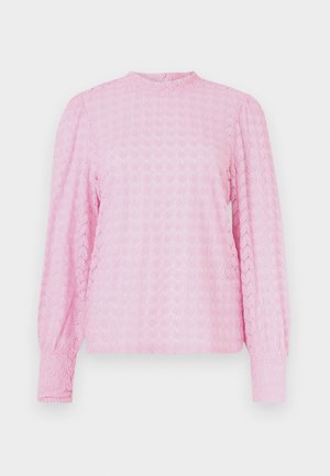 Rosa teksturert bluse med lange ermer. Har høy hals og mønstret stoff som ligner små blader eller skjell.