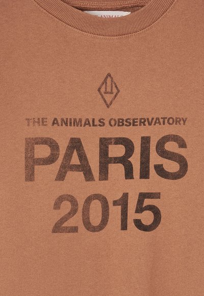 Sudadera marrón con cuello redondo. Texto serigrafiado: "THE ANIMALS OBSERVATORY," "PARÍS," y "2015." Tejido suave y texturizado.
