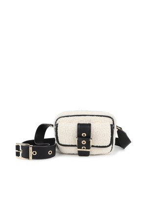 Sac en bandoulière en fausse fourrure blanche avec finition en cuir noir, de forme rectangulaire, avec des accents en métal doré et une bandoulière réglable.