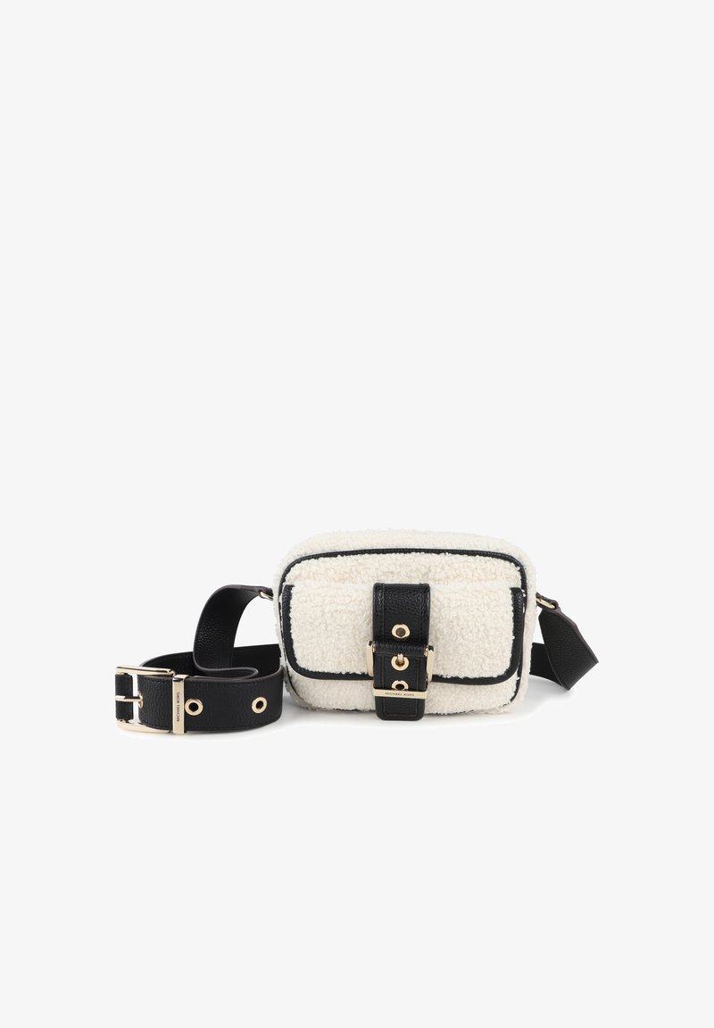 Vit faux shearling crossbody-väska med svart läderdetaljer, rektangulär form, gulddetaljer och justerbar rem.
