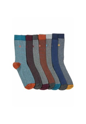 Sechs Paar gestreifte Socken in verschiedenen Farben mit kontrastierenden Zehen und Fersen, nebeneinander auf weißem Hintergrund angeordnet.