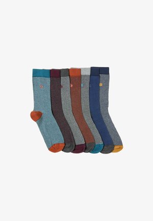 Sechs Paar gestreifte Socken in verschiedenen Farben mit kontrastierenden Zehen und Fersen, nebeneinander auf weißem Hintergrund angeordnet.
