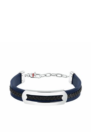 Braccialetto in pelle blu navy con dettaglio intrecciato nero, piastra rettangolare in argento lucido e chiusura a catena regolabile.