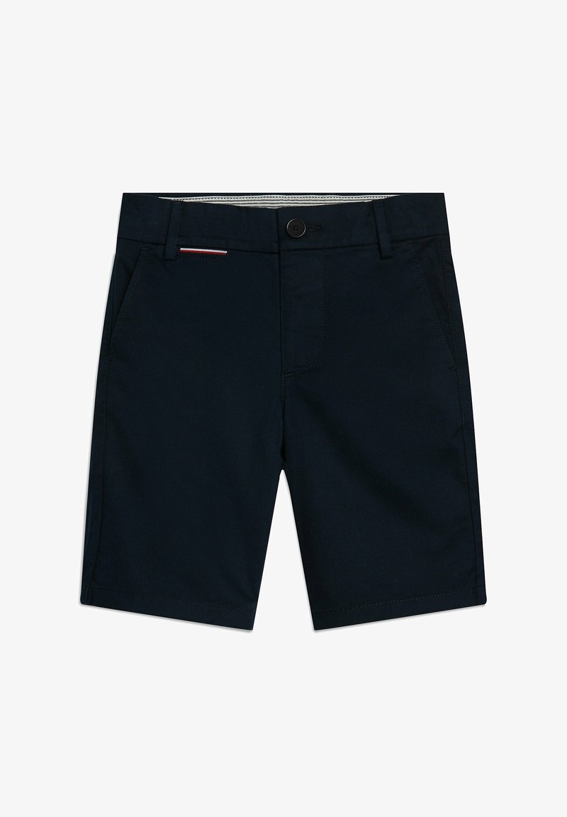 Shorts bleus marine en tissu de coton, avec un bouton à l'avant, des poches latérales et un subtil accent rouge et blanc à la taille.