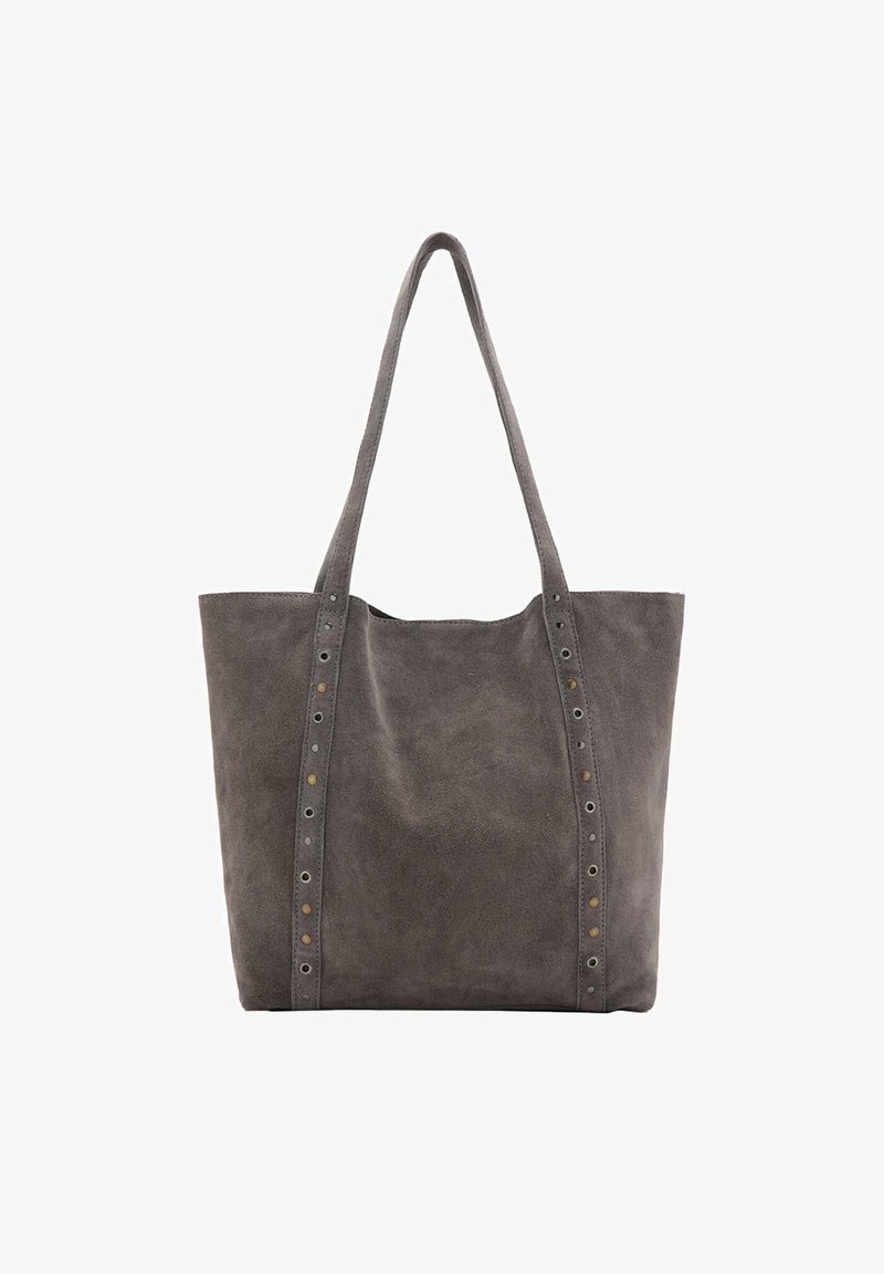Grand sac cabas en daim gris avec deux longues anses et des œillets métalliques décoratifs le long des sangles verticales à l'avant.