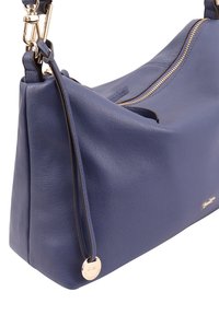 Blauwe leren handtas met een gladde textuur, gouden rits en hardware details. Voorzien van een enkele schouderband en een minimalistisch ontwerp.