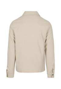 Beige langexemplaire shirt met lange mouwen en een kraag, voorzien van een knoopmanchet en een soepele, gestructureerde stof. De achterkant toont eenvoudige stikdetails.
