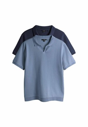 Două tricouri polo cu mâneci scurte și dungi, unul bleu deschis în față și unul bleumarin închis în spate, ambele cu guler și deschideri în formă de V.