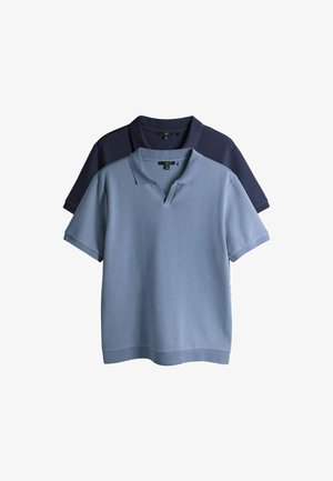 Dve žebrované polo tričká s krátkymi rukávmi, jedno svetlomodré vpredu a jedno tmavomodré vzadu, obe s goliermi a výstrihom do V.