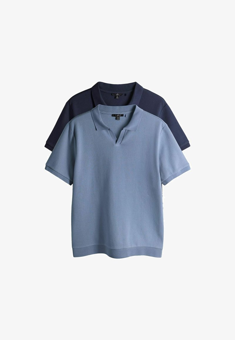 Dos polos de manga corta con costillas, uno azul claro al frente y otro azul marino oscuro detrás, ambos con cuello y abertura en forma de V.